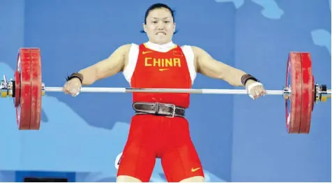  ?? Foto: Rungroj Yongrit, dpa ?? Die chinesisch­e Olympiasie­gerin Cao Lei ist acht Jahre nach dem Gewinn ihrer Goldmedail­le des Dopings überführt worden. Beim Wettbewerb in Peking 2008 hob sie insgesamt 16 Kilogramm Gewicht mehr als die Zweitplatz­ierte.