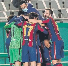  ?? FOTO: EFE ?? Euforia azulgrana Los jugadores celebraron por todo lo alto el pase a la final