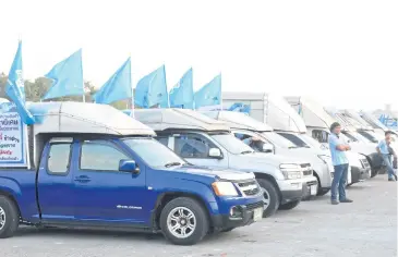  ??  ?? The Blue Flag Pracha Rat mobile shops aim to help people stock up on consumer and food items.