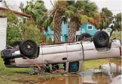  ?? FOTO: AP ?? Hurrikan „Harvey“hat ein Auto auf den Kopf gestellt.