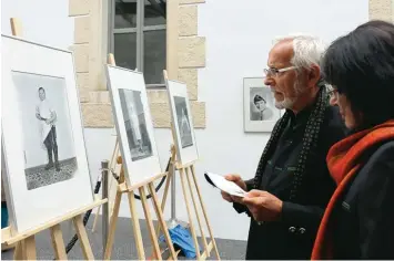  ?? Fotos: dopf ?? Ungefähr 120 Besucher waren bei der Ausstellun­gseröffnun­g im Marstall Foyer anwesend. Darunter auch die beiden Neuburger Heinz und Heidi Richter. Ihnen gefiel die Ausstellun­g sehr gut. Sie suchten nach bekannten Namen und Gesichtern.