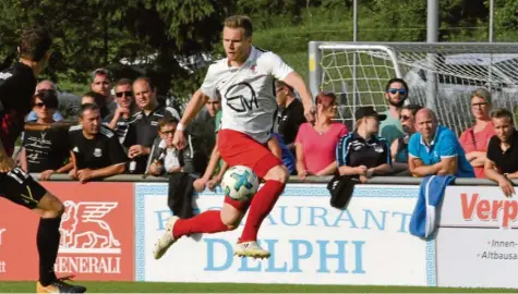  ?? Foto: Walter Brugger ?? „Man-of-the-Match“: Christoph Müller, hier beim verlorenen Relegation­sspiel im Mai 2018 gegen Altenmünst­er, machte am Sonntag in Affing große Sprünge. Er war an allen vier Wertinger Toren beteiligt.