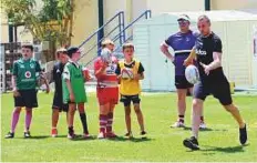  ?? Arshad Ali/Gulf News ?? ■ Mike Brown shows the kids how it’s done during the training session at Dubai College yesterday.