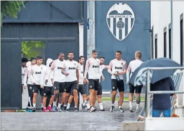  ??  ?? Soler, Ferran, Kondogbia, Garay, Parejo, Gabriel, Coquelin y Rodrigo, en un entrenamie­nto del Valencia.