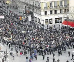  ?? REUTERS / CHARLES PLATIAU ?? Manifestac­iones en la capital francesa, ayer.