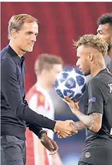  ?? FOTO: IMAGO ?? Ein geschenkte­r Sieg? PSG-Trainer Thomas Tuchel (l.) gratuliert Spieler Neymar nach dem Champions-League-Sieg gegen Roter Stern Belgrad.