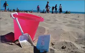  ??  ?? La plage était bondée, ce dimanche de premier tour, à Palavas-les-Flots.