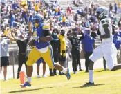  ?? KRISTEN ZEIS/STAFF PHOTOS ?? Oscar Smith’s Kevon King scores a touchdown against South County in the Class 6 state championsh­ip game Saturday.