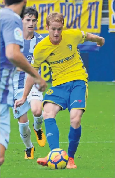  ??  ?? GOLEADOR. Alex Fernández marcó el gol de la victoria para el Cádiz.