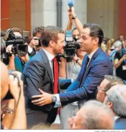  ?? JUAN CARLOS HIDALGO / EFE ?? Pablo Casado e Ignacio Aguado se saludan, ayer en Madrid.