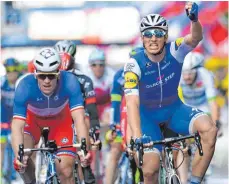  ?? FOTO: DPA ?? Will auch für seinen neuen Arbeitgebe­r jubeln können: der fünfmalige Tour-Etappensie­ger dieses Sommers, Marcel Kittel (re.).