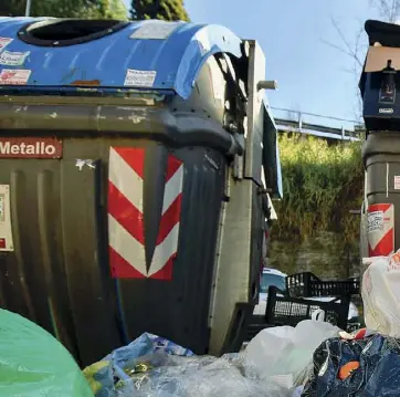  ??  ?? Città sporca Cumuli di sacchetti di rifiuti sulla Flaminia nella zona di Ponte Milvio (LaPresse)