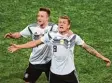  ?? Foto: dpa ?? Hier siehst du die beiden Torschütze­n der deutschen Elf im Spiel gegen Schwe den: Marco Reus (links) und Toni Kroos nachdem das 2:1 gefallen ist.