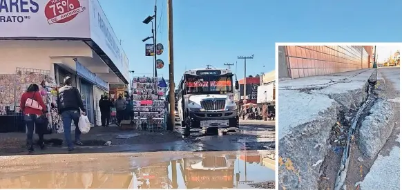  ??  ?? Baches, algunos cubiertos de agua, dañan los vehículos