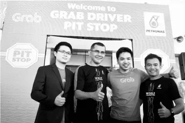  ??  ?? Petronas Dagangan Bhdf managing director and chief executive officer Datuk Seri Syed Zainal Abidin Syed Tahir (second left) poses for a photo with Grab Malaysia head of business department Tan Siong Sian, Grab Malaysia manager Sean Goh and Aadrin after...