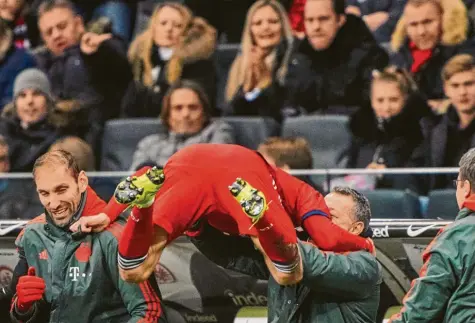  ?? Foto: Peter Schatz ?? Die Frankfurte­r bekamen ihn nur von hinten zu sehen. Franck Ribéry feiert mit der Bayern-Bank seinen Treffer zum 2:0.