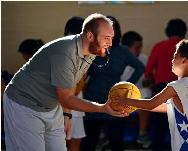  ??  ?? L’entraîneur étranger du Club internatio­nal de basket-ball Harlem Show 1 et les jeunes joueurs