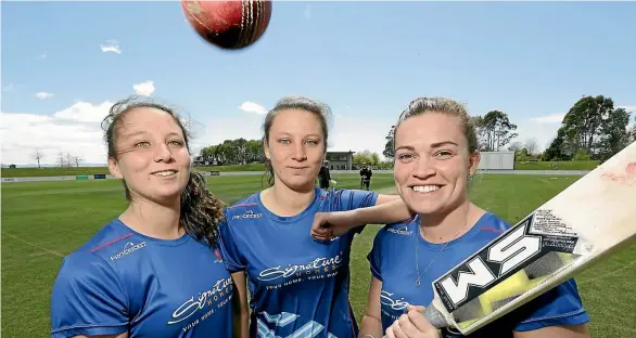 ?? MARTIN DE RUYTER/STUFF ?? Anna Gaging, left, Kate Gaging and Kate Stiven are members of the newly-formed Nelson Nyxons women’s cricket team.