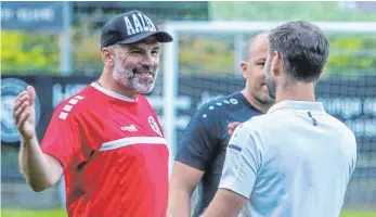  ?? FOTO: THOMAS SIEDLER ?? Man kennt sich und wünscht sich nach der Partie nur das Beste: VfR-Trainer Uwe Wolf mit Geislingen­s Trainer Tobias Flitsch.