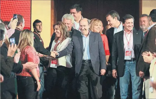  ?? EMILIA GUTIÉRREZ / ARXIU ?? Susana Díaz i Pérez Rubalcaba en un míting celebrat a Madrid amb Zapatero, González i l’actual president de la gestora, Javier Fernández