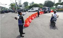  ?? DIPTA WAHYU/JAWA POS ?? PECAH KEPADATAN: Petugas dishub membantu pengendara di Jalan Jemur Ngawinan kemarin pagi.