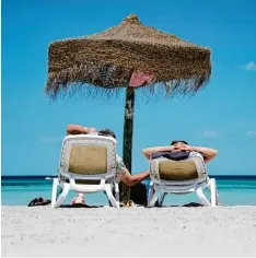  ?? Fotos: Stratensch­ulte/dpa, Alice Natter ?? Einen Strand wie im Norden Mallorcas gibt es hier nicht. Doch die Temperatur­en glei chen sich an. Das ist bedenklich.
