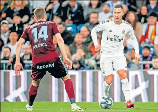  ??  ?? Eden Hazard se dispone a encarar a Bradaric en una jugada del partido del pasado domingo ante el Celta en el Bernabéu.