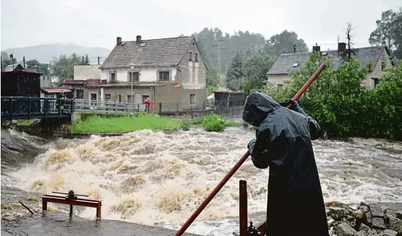  ?? Foto: Radek Petrášek, ČTK ?? Stav ohrožení Intenzivní deště zvedly o víkendu hladiny řek také na Frýdlantsk­u v severních Čechách. Snímek je z rozvodněné Smědé v Hejnicích.