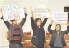  ??  ?? ► Alumnos de la U. de Chile protestaro­n en la ceremonia.