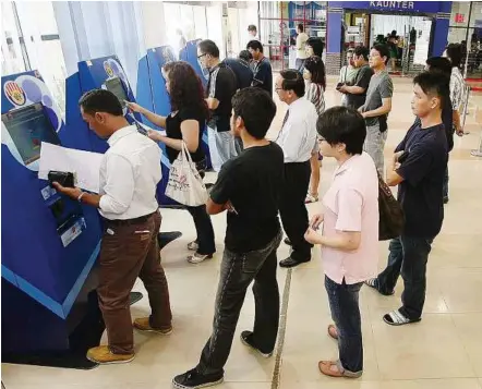  ??  ?? Making sure: Members checking their statements through EPF’S e-kiosk at the Petaling Jaya branch yesterday.