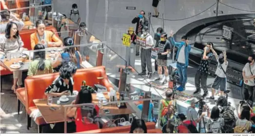  ?? JEROME FAVRE / EFE ?? Manifestan­tes prodemocrá­ticos participan en una protesta en un centro comercial, ayer en Hong Kong.