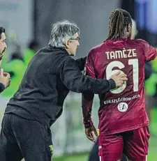  ?? ?? Ivan Juric ha gli uomini contati dietro: già a Cagliari aveva dovuto riproporre Tameze in difesa. Ci sono comunque buone possibilit­à di recuperare Djidji