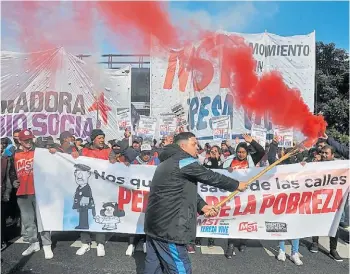  ?? ?? Banderas. La marcha estuvo planificad­a para cortar ingresos clave a la CABA.