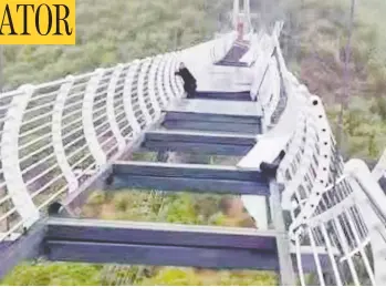  ?? XINHUA / WEIBO ?? A tourist clings onto the side of a bridge in Piyan Mountain, northeaste­rn China, after high winds shattered the deck,
leaving him trapped and on the verge of deadly drop for more than 30 minutes.