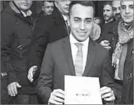  ??  ?? Partijleid­er Luigi Di Maio laat het symbool van zijn partij zien. (Foto: Reuters)