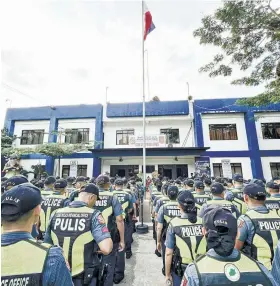  ?? / ARNOLD Y. BUSTAMANTE ?? GIHANGOP: Si Police Colonel Ireneo Dalogdog, hepe sa Cebu City Police Office (CCPO), nihangop sa pag-abot sa augmentati­on force atol sa hamubo nga seremonyas sa headquarte­rs sa CCPO sa Huwebes, Enero 18, 2024.