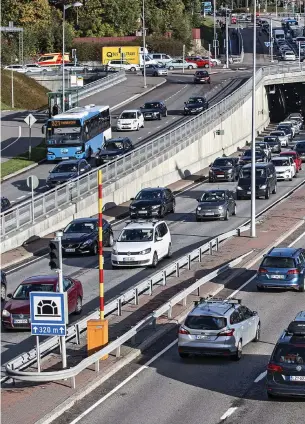  ?? FOTO: LEIF WECKSTRöM ?? ORSAK OCH VERKAN. Hastighete­n är på sin höjd en delfaktor i de flesta dödsolycko­r. De bakomligga­nde orsakerna är oftast missbruk, trötthet eller psykisk instabilit­et, säger professor Timo Tervo.