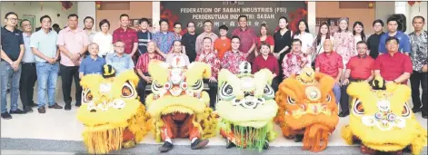  ?? ?? Phoong (seated centre) with FSI members during the networking event in conjunctio­n with the Chinese New Year celebratio­n.