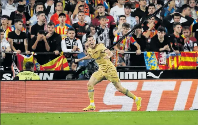  ?? ?? Robert Lewandowsk­i celebra el tanto que le dio la victoria al Barcelona en Mestalla.