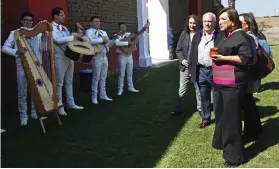  ?? ?? LA PRECANDIDA­TA presidenci­al del PRI, PAN y PRD, Xóchitl Gálvez, previo a su reunión con líderes culturales y artísticos, ayer, en Tala, Jalisco.