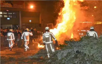  ?? FOTO ERIK VANDEWALLE ?? De brandweer houdt een oogje in het zeil. Dit jaar was de stapel bewust kleiner dan anders.