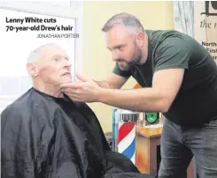  ?? JONATHAN PORTER ?? Lenny White cuts 70-year-old Drew’s hair