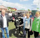  ?? BILO: OERKE ?? Besuch im Tierschaur­ing (v.l.): Landtage-Chef Helmut Urban, Züchter Siegfried Württember­ger mit Kuh „Belinda“, Ministerin Barbara Otte-Kinast und Holger Kreye vom Landtage-Projektman­agement.