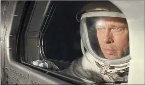  ??  ?? Le film narre le voyage d’un astronaute (Brad Pitt) à la recherche de son père.