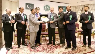  ??  ?? Pakistani Ambassador Khan Hasham bin Saddique and new PIF office bearers present an appreciati­on plaque to businessma­n Amir Shahzad, in Riyadh recently.