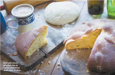  ??  ?? En Fonda Garufa preparan pan de muerto tradiciona­l desde hace 10 años.