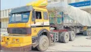  ?? HT PHOTO ?? ■
A truck from Afghanista­n being unloaded at the integrated check post, Attari, near Amritsar on Saturday.