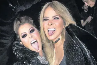  ??  ?? Las cantantes se presentaro­n nuevamente en la Arena Ciudad de México con su Versus World Tour.