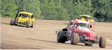  ?? BERND FRANKE/POSTMEDIA NEWS ?? Vintage Cars treat racing fans to a full-throttle blast from the past at New Humberston­e Speedway Sunday night in Port Colborne.