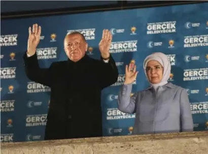  ?? Yavuz Ozden/ap ?? President Erdogan en zijn vrouw Emine wuiven naar aanhangers in Ankara, op 1 april 2024.